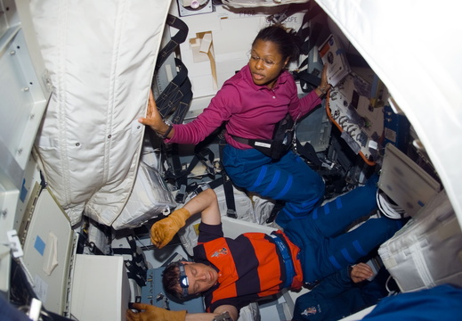 STS116-E-06028