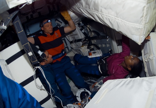 STS116-E-06031
