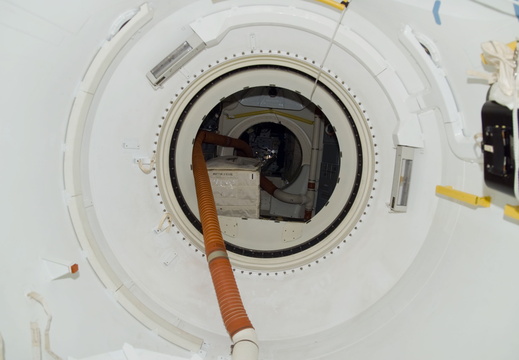 STS116-E-06100