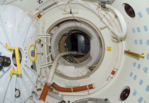 STS116-E-06103