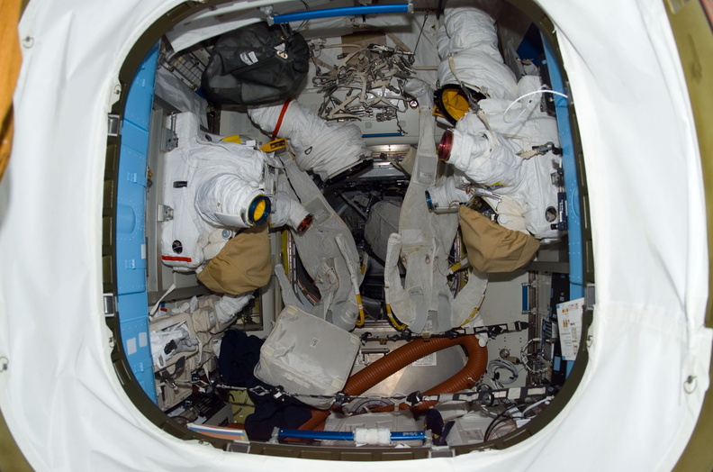 STS116-E-06108.jpg