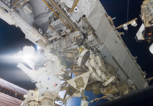STS116-E-06208