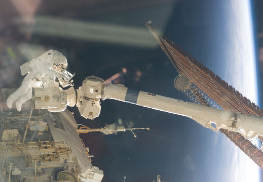 STS116-E-06254