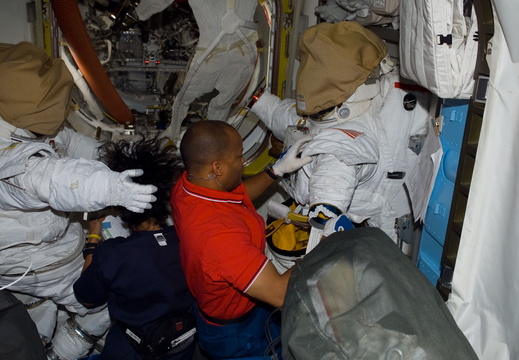 STS116-E-06411