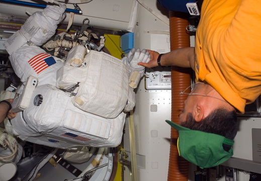 STS116-E-06618