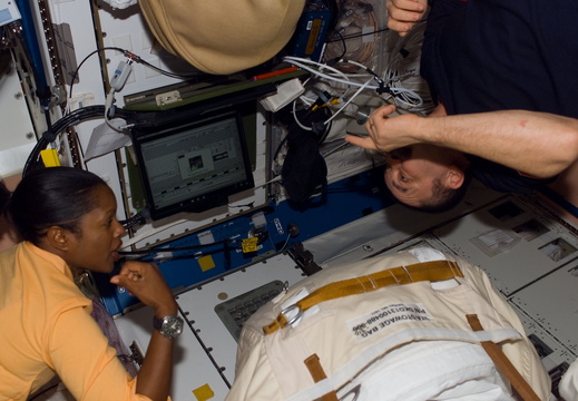 STS116-E-06797