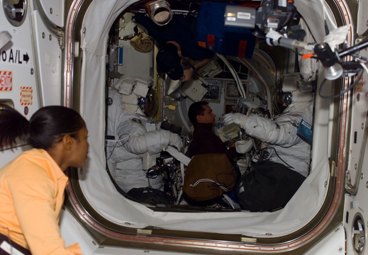 STS116-E-06804