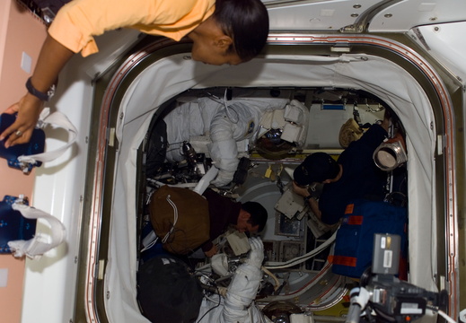 STS116-E-06805