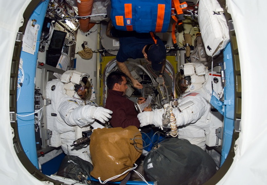 STS116-E-06808