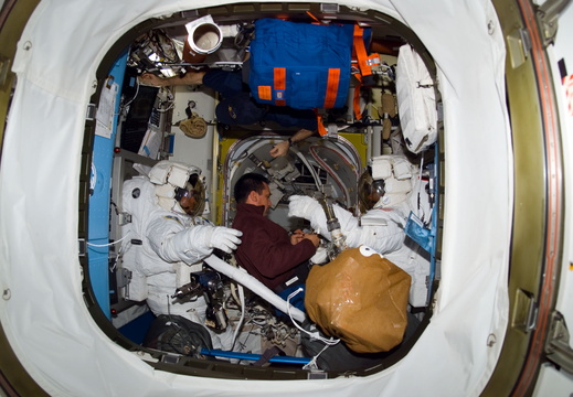 STS116-E-06810