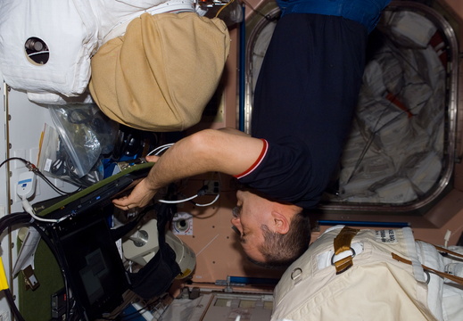 STS116-E-06811