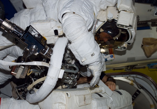 STS116-E-06822