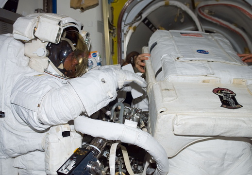 STS116-E-06823