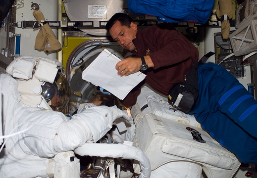 STS116-E-06825