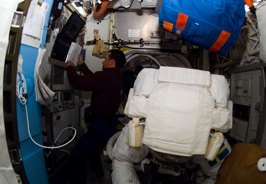 STS116-E-06831