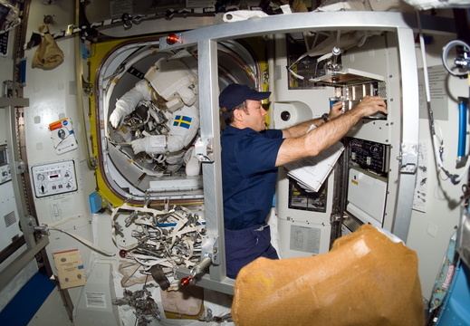 STS116-E-06839