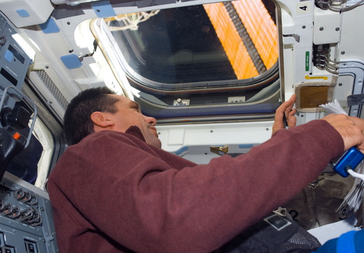 STS116-E-06999