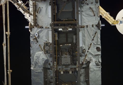 STS117-E-06820