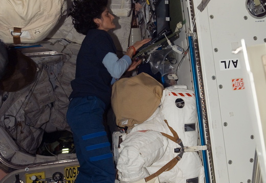 STS117-E-07052