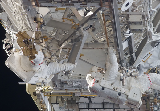 STS117-E-07786