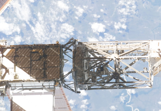 STS117-E-08783