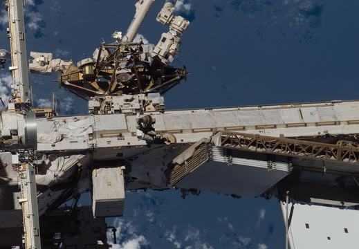 STS117-E-08790