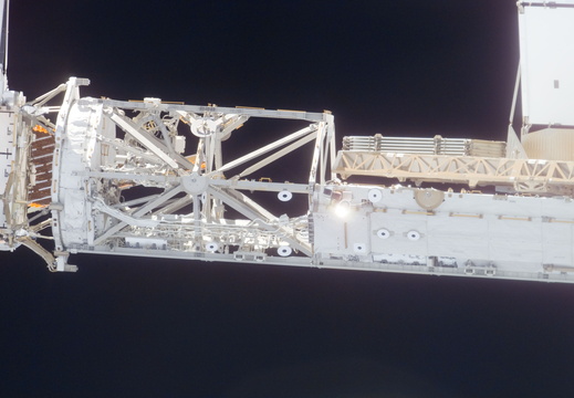 STS117-E-08818