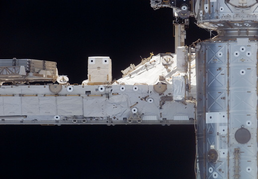STS117-E-08824