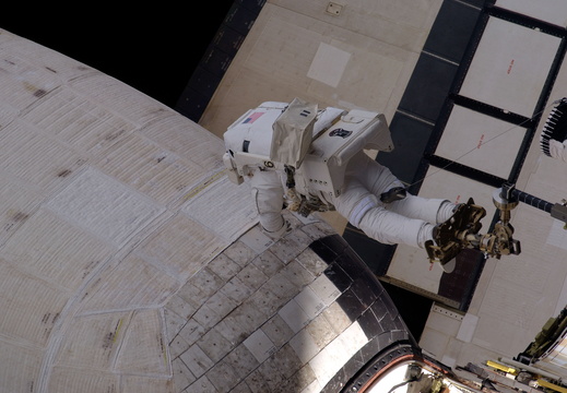 STS117-E-09001