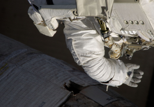 STS117-E-09004
