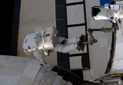 STS117-E-09009