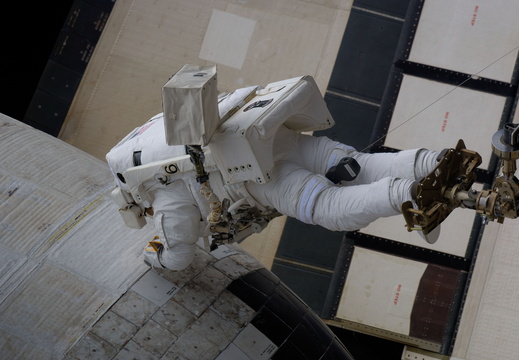 STS117-E-09011