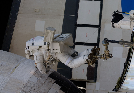 STS117-E-09014