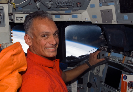 STS117-E-09048