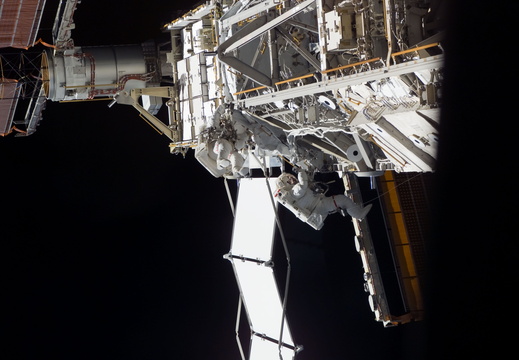 STS117-E-09232
