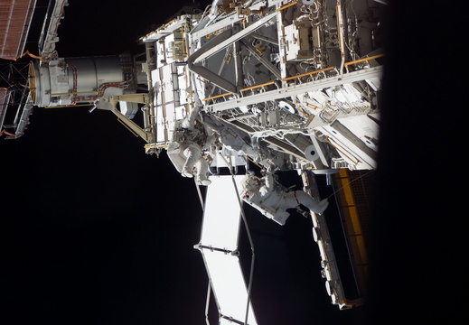 STS117-E-09233