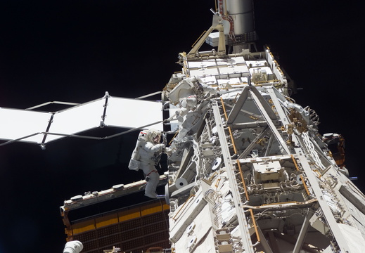 STS117-E-09234