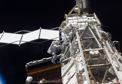 STS117-E-09235