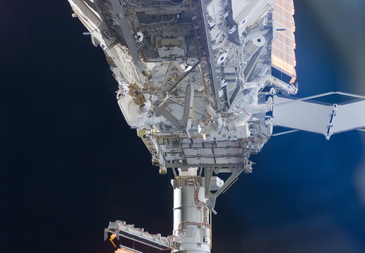 STS117-E-09248