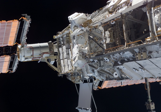 STS117-E-09252