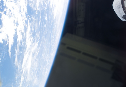 STS117-E-09401