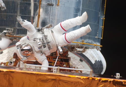STS125-E-08285