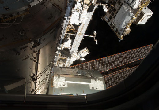 STS126-E-08040