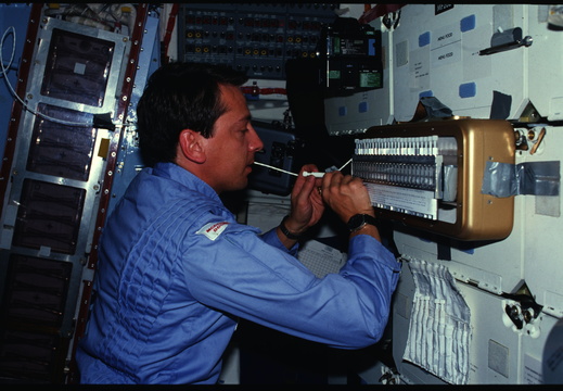 STS61B-01-008