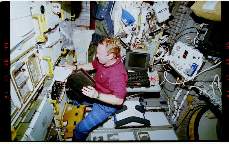 STS077-392-003.jpg