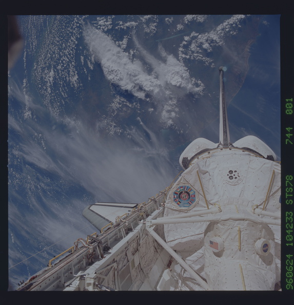 STS078-744-001.jpg