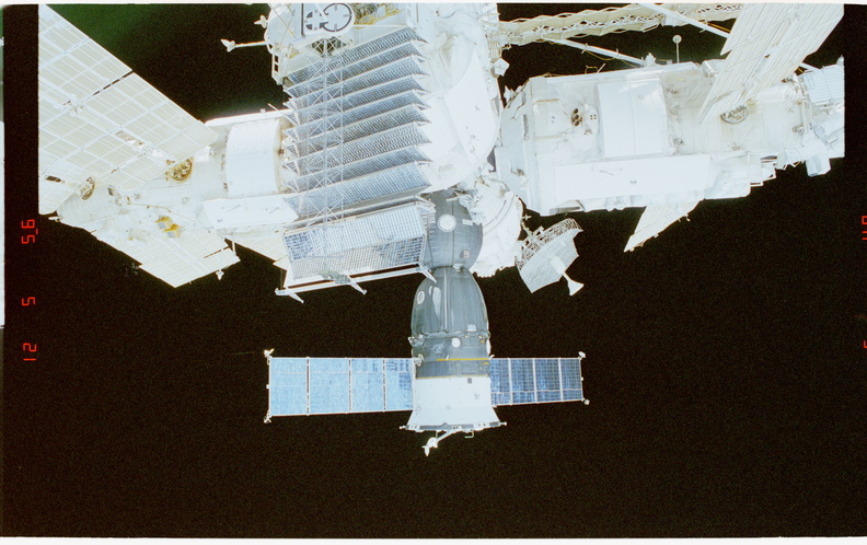 STS079-304-004.jpg