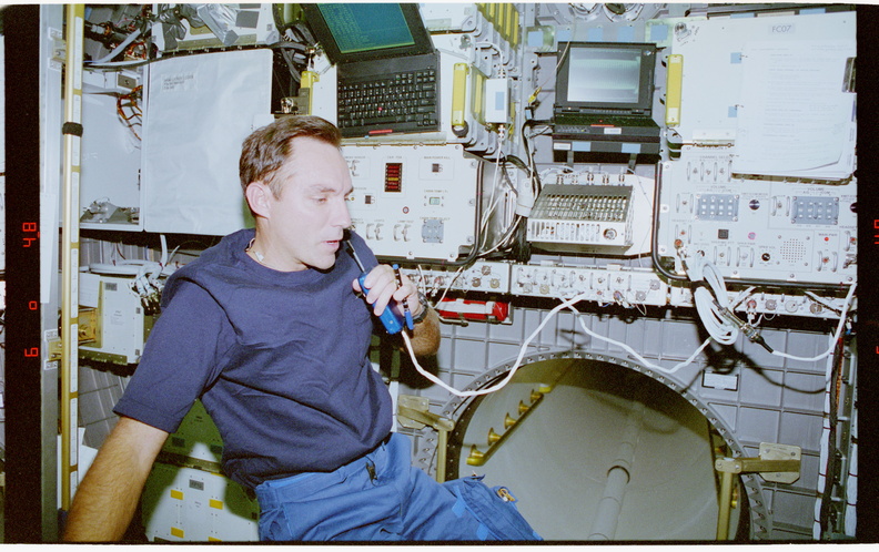 STS079-304-008.jpg