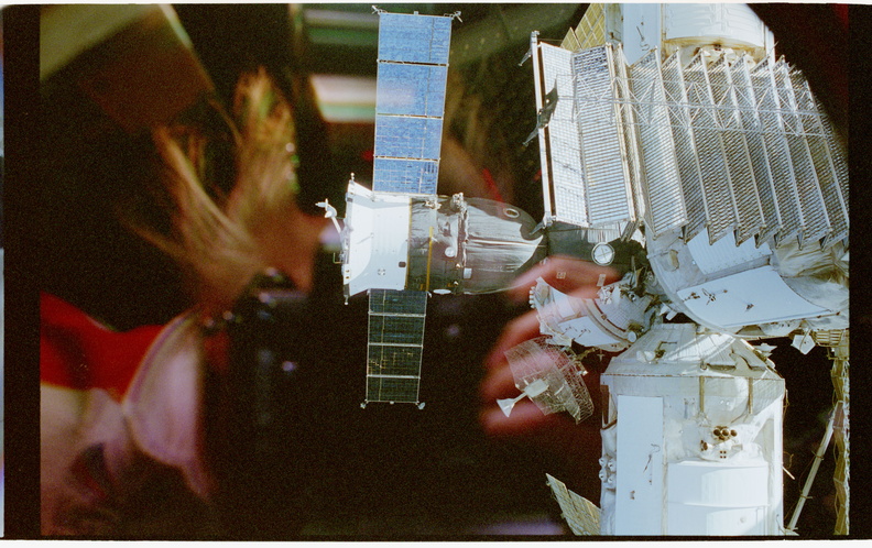 STS079-305-006.jpg