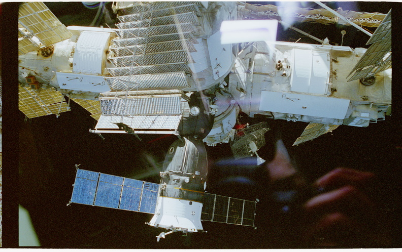 STS079-305-007.jpg